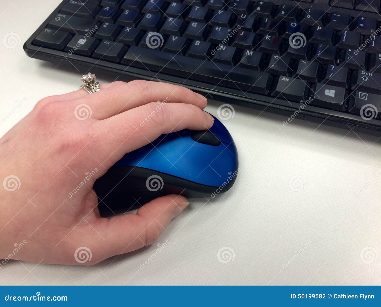 Linke Hand Unter Verwendung Einer Computermaus Redaktionelles  Stockfotografie - Bild Von Rechnen, Tastatur: 50199582