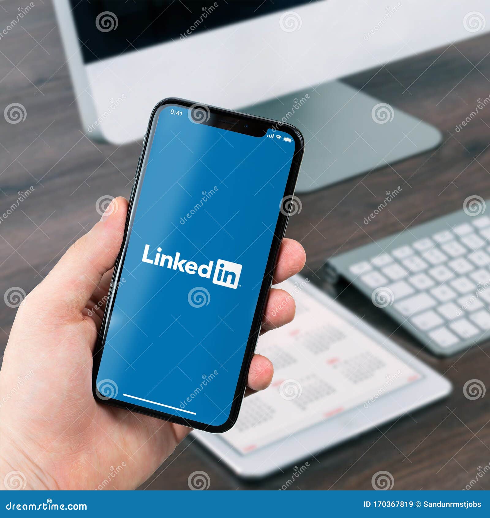 Download Linkedin App Holding Iphone 11 Mockup By Rmst Editorial Stock Image Image Of Iphone Mobile 170367819