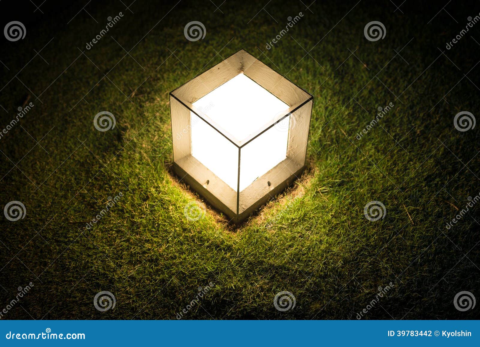 Linterna Cubo De La Iluminación En Hierba En La Noche. Foto de archivo - Imagen de exterior: 39783442