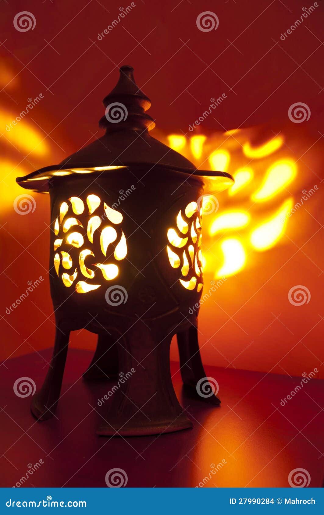 Linterna Japonesa Tradicional Con La Vela Dentro Foto de archivo