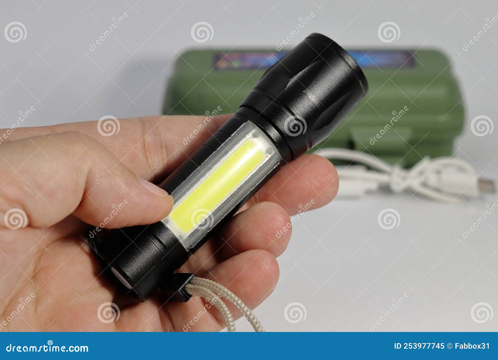 Linterna Pequeña Con Luz De Led. Imagen de archivo - Imagen de antorcha,  linterna: 253977745