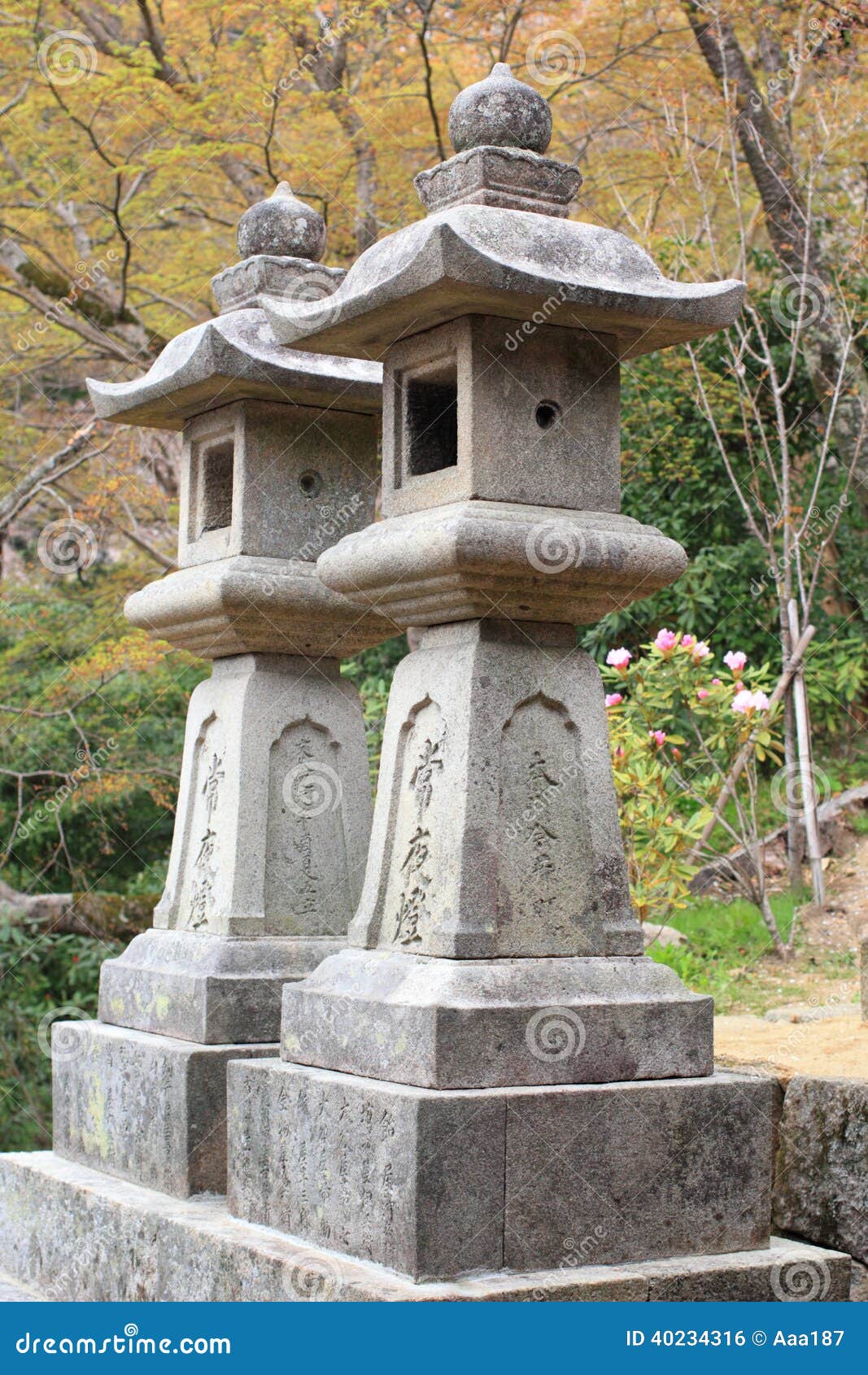 Linternas Japonesas De La Torre De Piedra Foto de archivo Imagen de