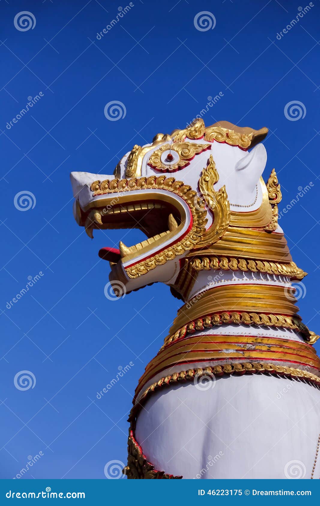 Lion Sculpter. En stor skulptur av det vita förmyndarelejonet i Thailand
