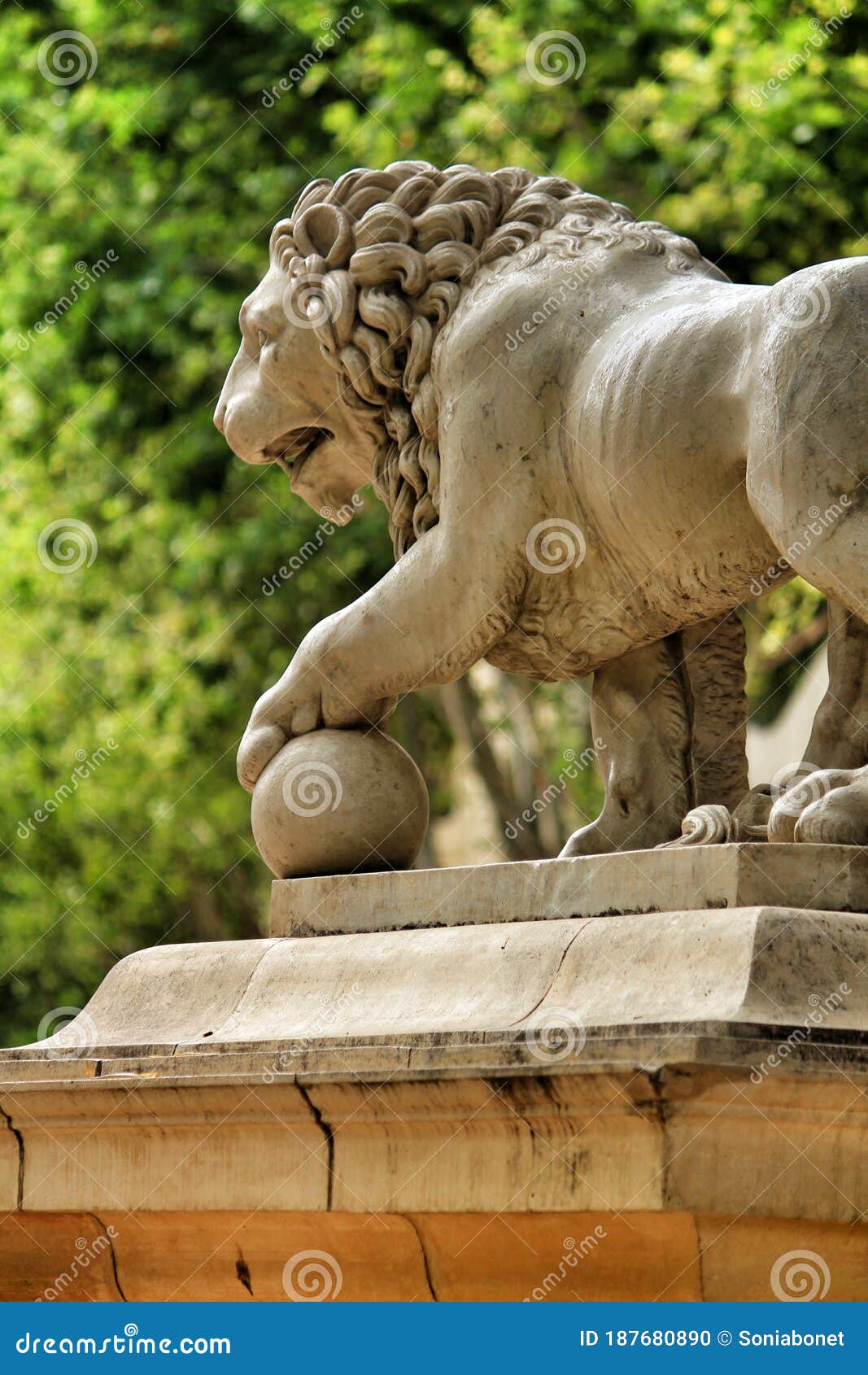 lion sculpture at the end of explanada promenade