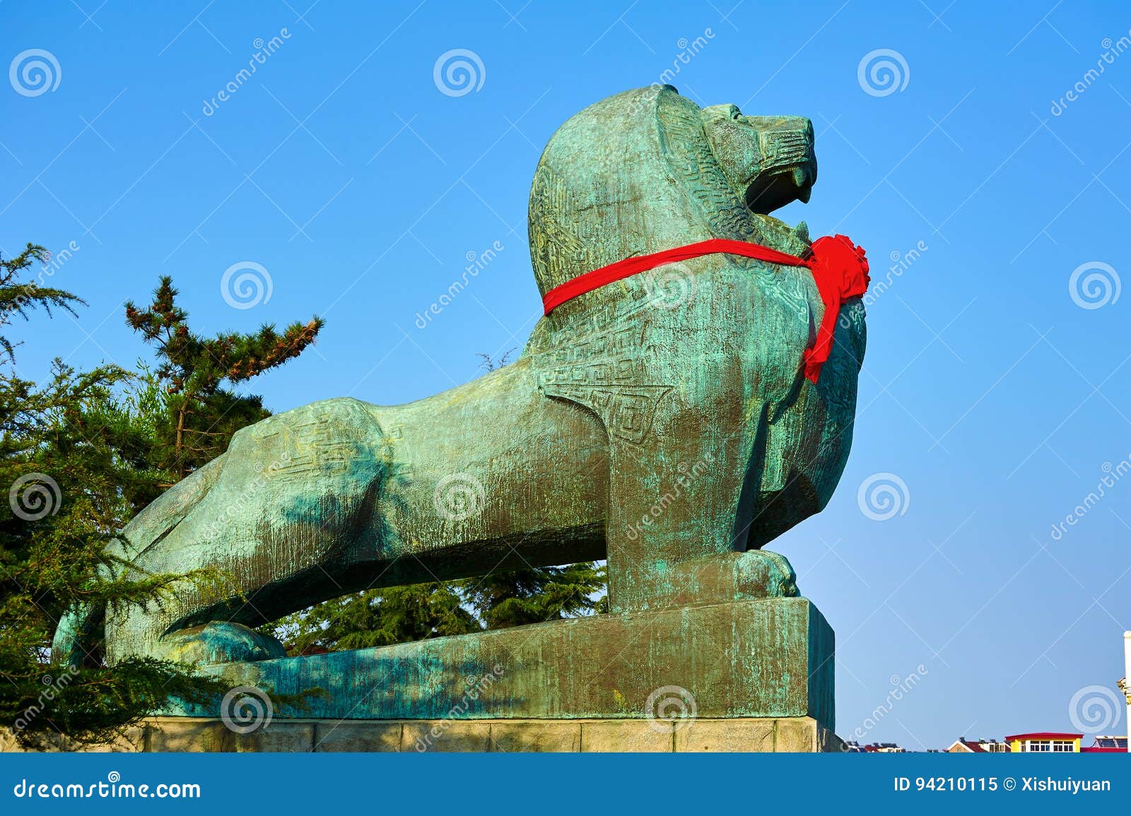the lion sculpture