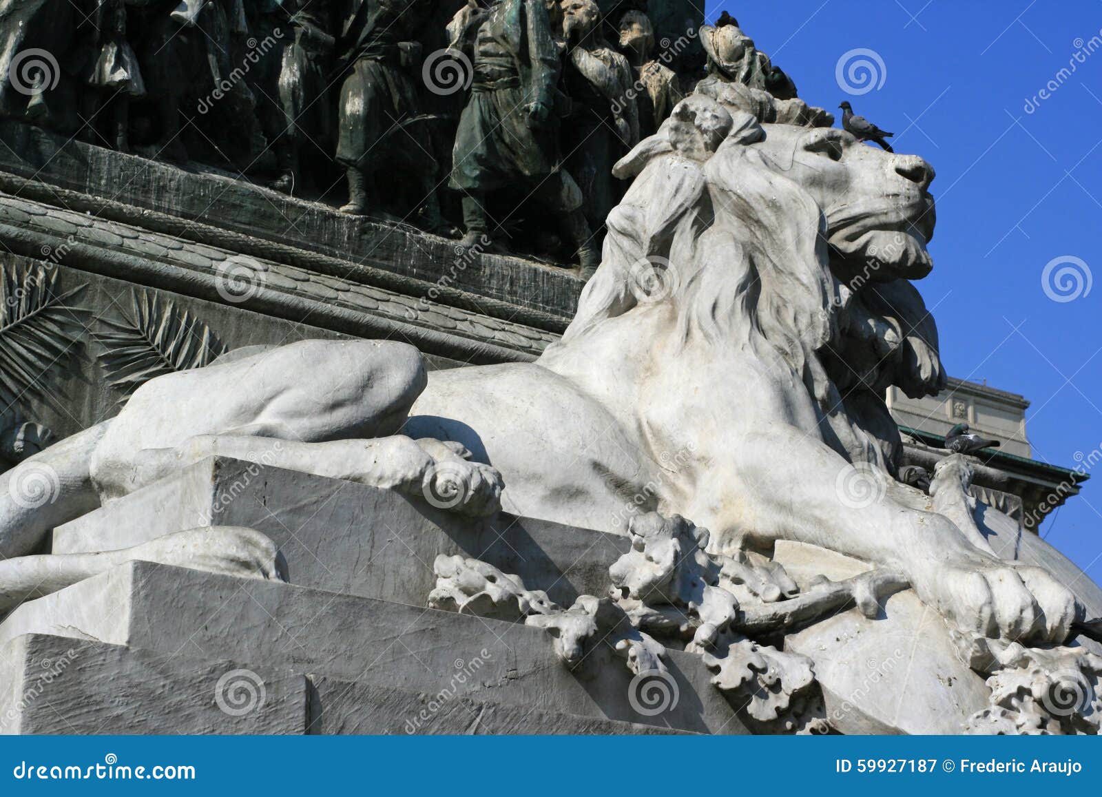 lion statue - piazza del duomo - milan - italy