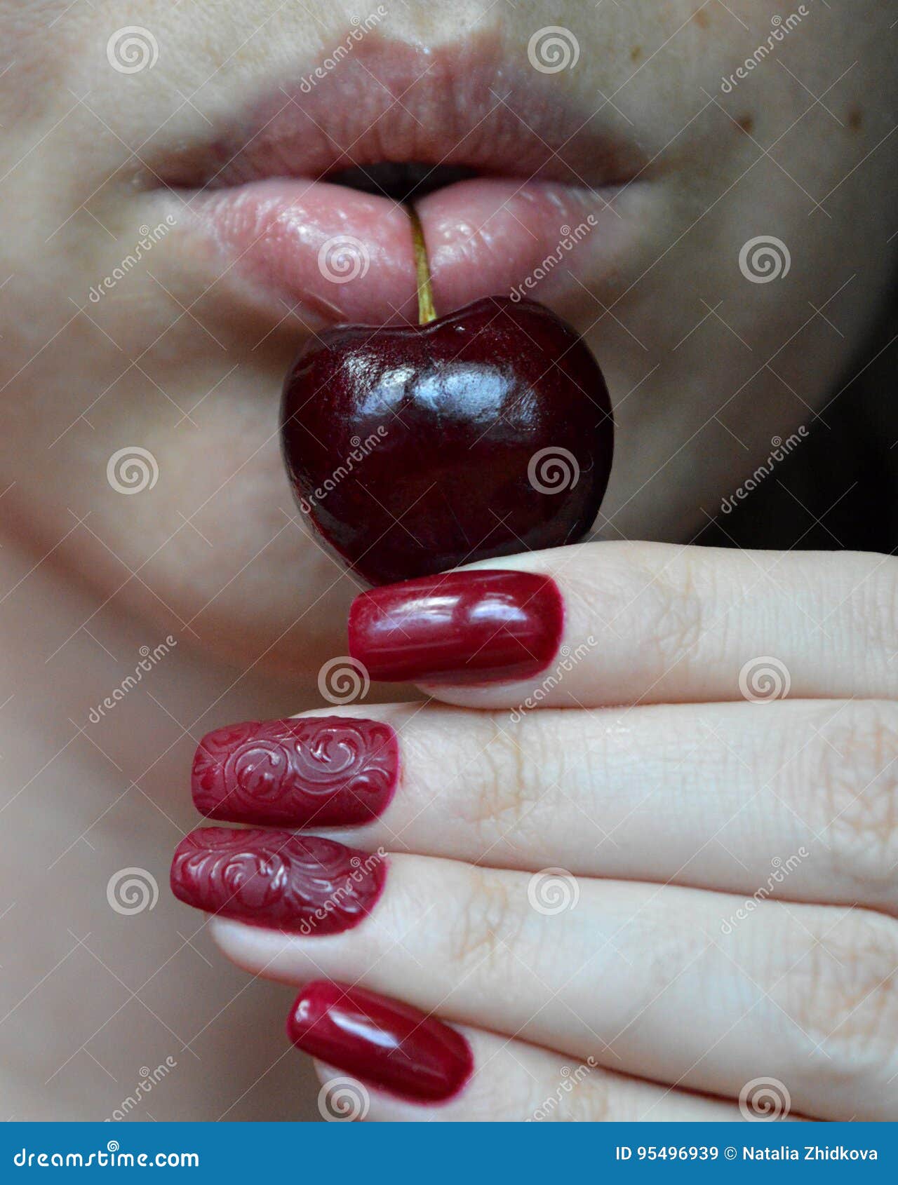 Lippen Nagellak Kersen Stock Afbeelding Afbeelding Bestaande Uit Geklemd 95496939