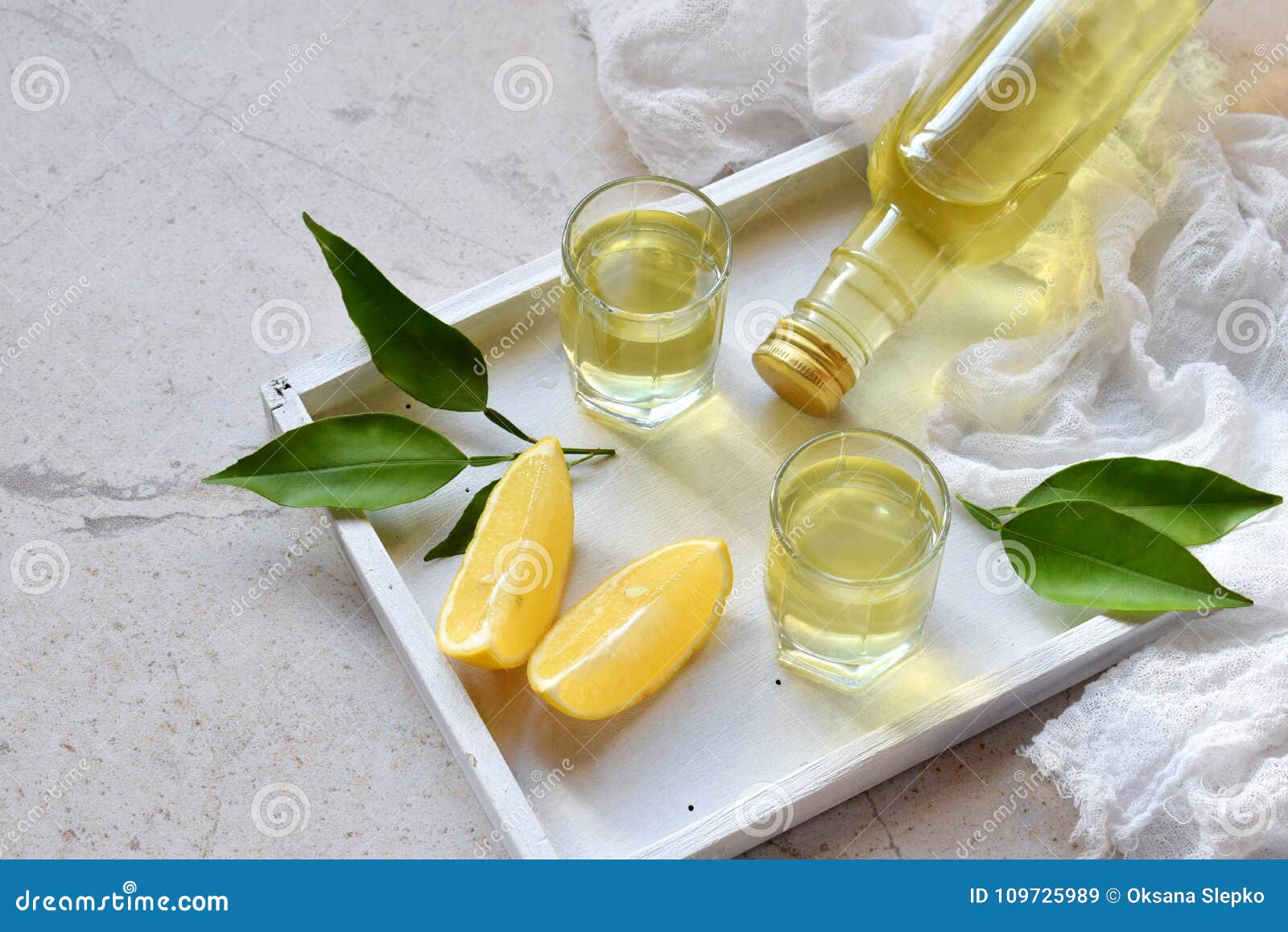 Une Bouteille De Limoncello Alcoolique Italien De Liqueur De Verre