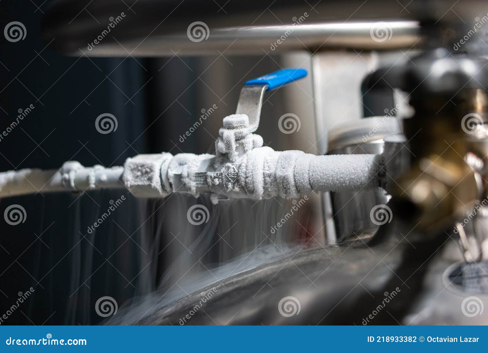 hånd rulletrappe plads Liquid Nitrogen Frozen Faucet and Lever. Visible Floating White  Condensation Smoke from Pressurized Tank Close Up Shot Stock Photo - Image  of cylinder, laboratory: 218933382