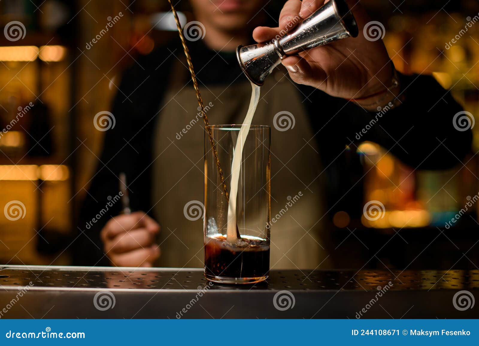 https://thumbs.dreamstime.com/z/liquor-poured-jigger-transparent-tall-glass-bar-counter-cocktail-preparation-process-244108671.jpg