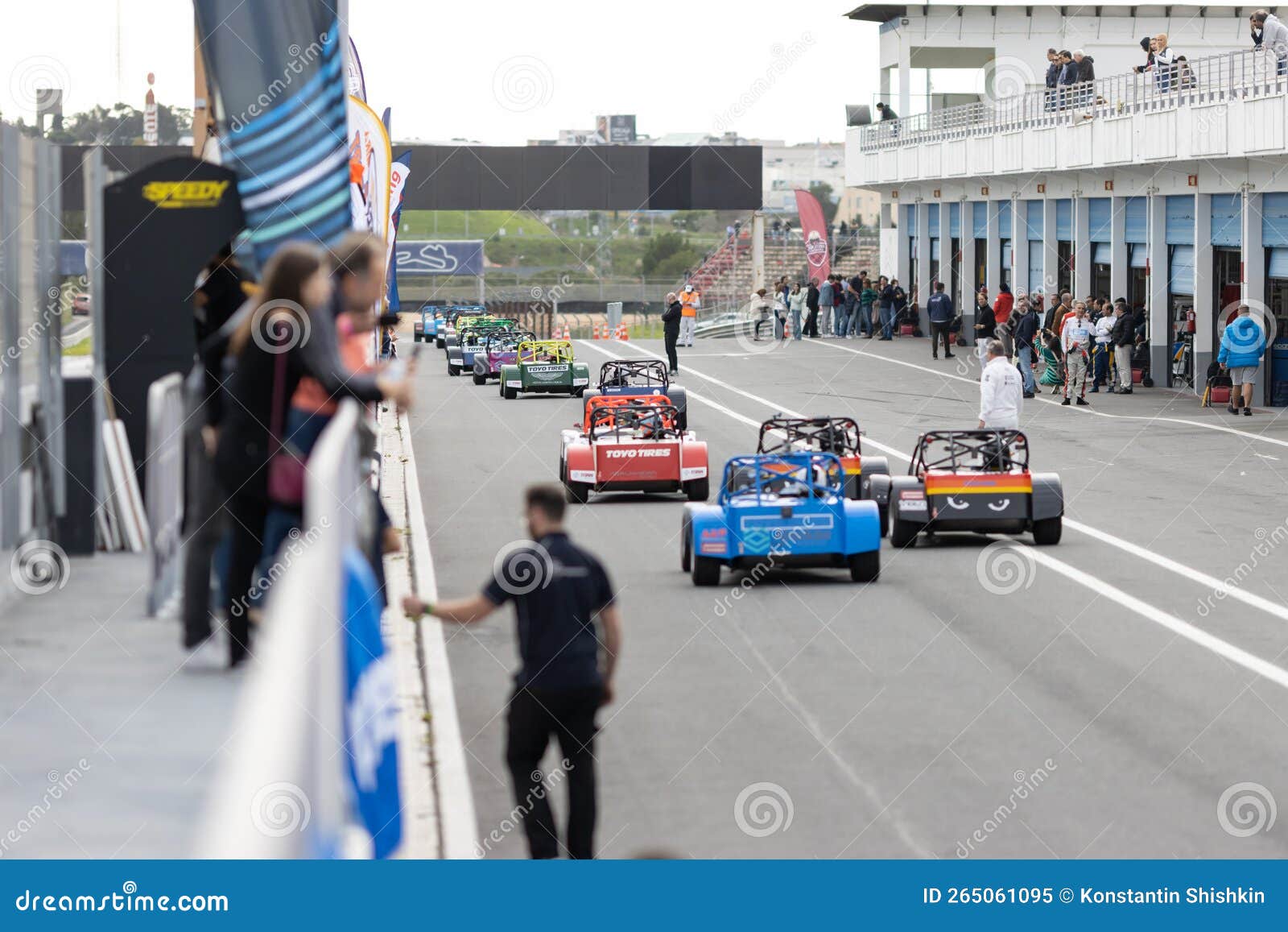 11202022 Lisboa Portugal : Caterham Festival Sport Karts Montando En La  Pista Imagen editorial - Imagen de vuelta, funcionamiento: 265061095