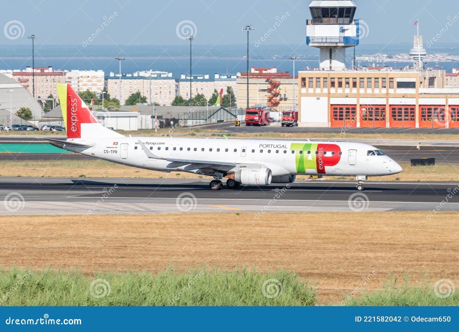 Embraer E190LR Plane from the TAP Express Company Editorial Photography -  Image of gate, pilot: 221582042