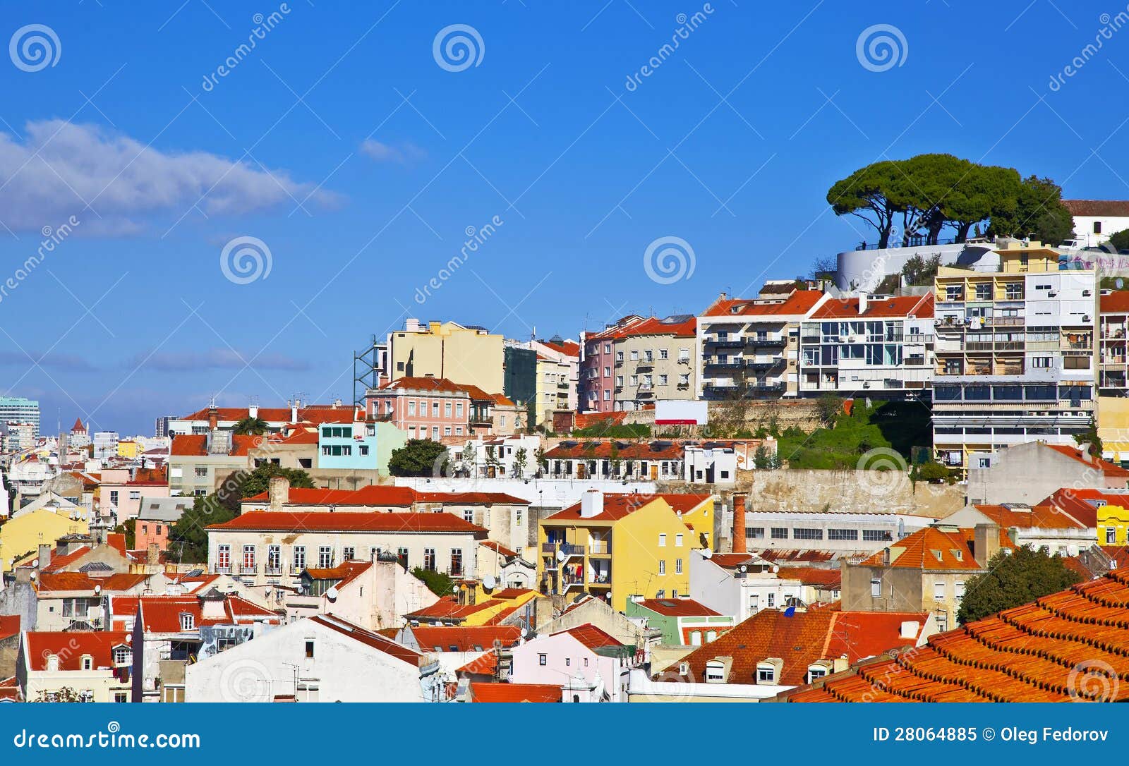 Lisbon panorama, Portugalia. Budynki, dachy, kościół przy niebieskim niebem