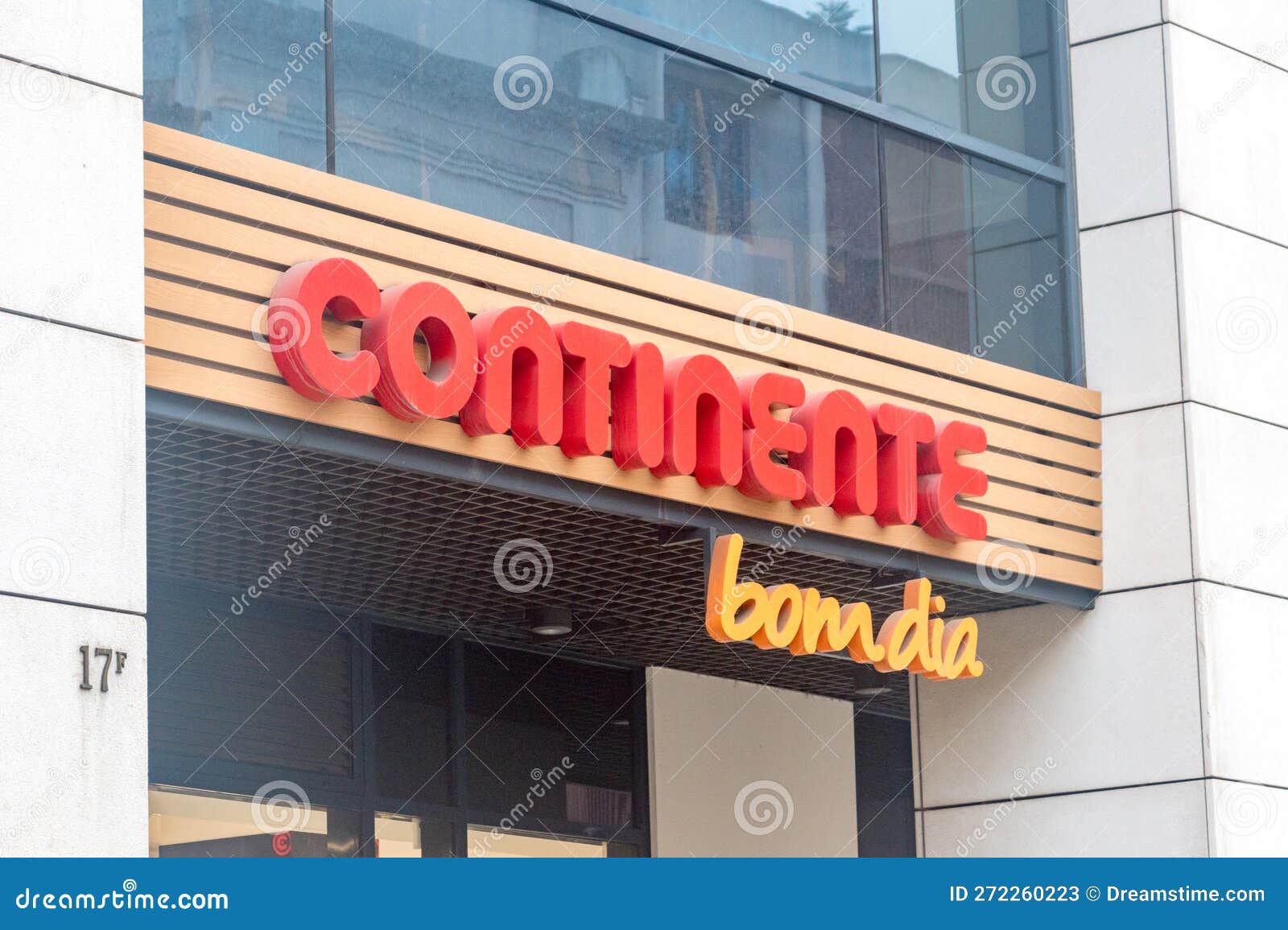 Coina, Portugal. Entrance of the Radio Popular store in the Barreiro Planet  Retail Park. Radio Popular is a large Portuguese company selling appliance  Stock Photo - Alamy