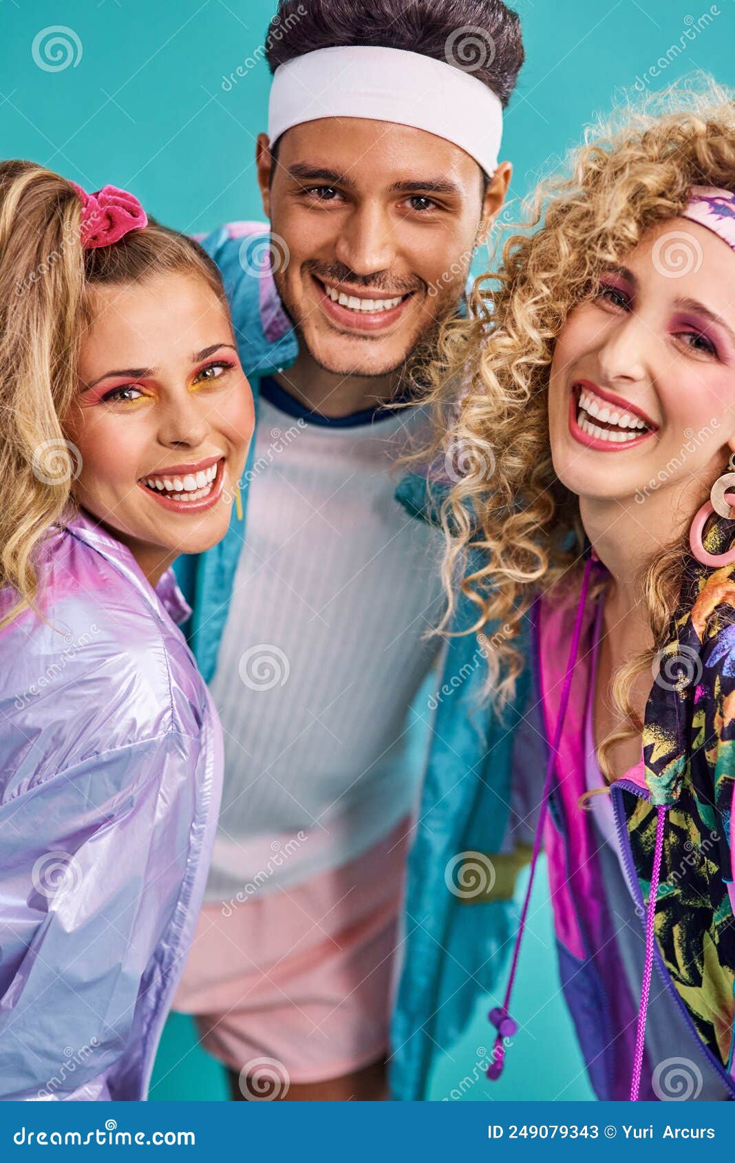Listo Para Divertirse En Los 80. Toma De Tres Jóvenes Posando Juntos Con Ropa De Los 80 Contra Azul. archivo - Imagen de feliz, atractivo: 249079343