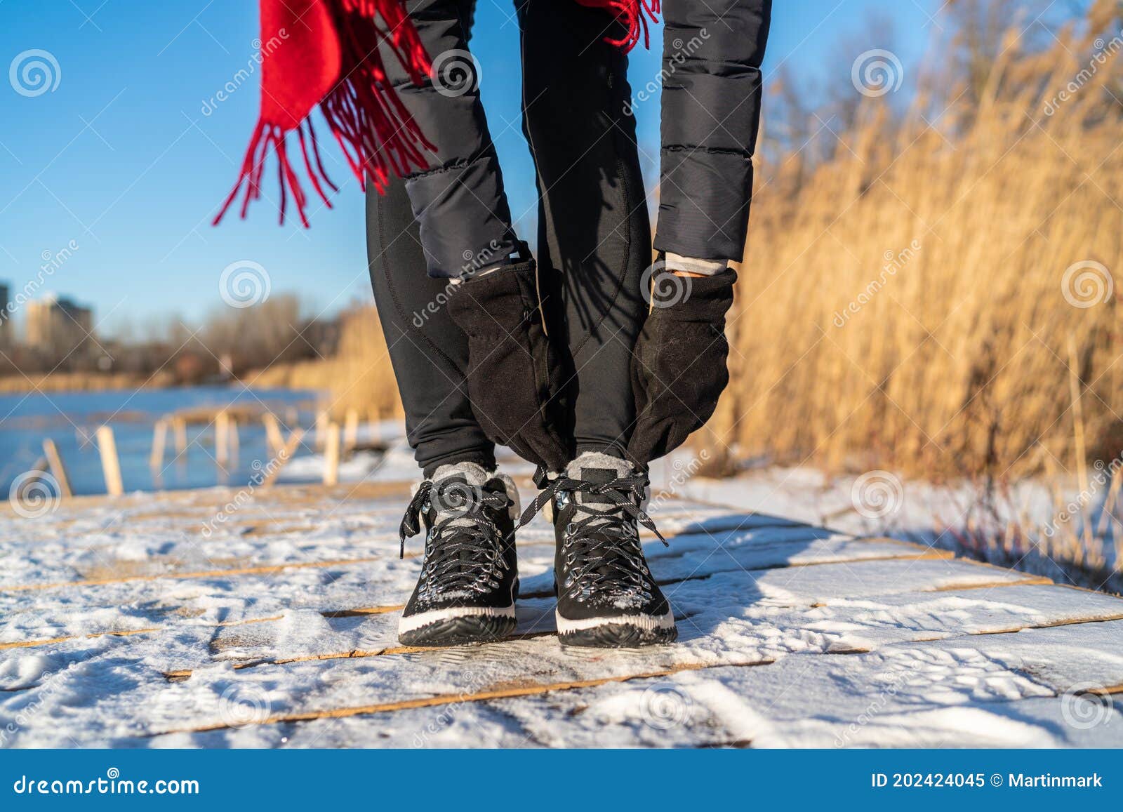 Listo Para El Invierno Mujer Atando Botas Para Caminar Botas Para Nieve Y Hielo Suela Antideslizante Para Clima Frío Al Aire Li Imagen de - Imagen de helada, senderismo: 202424045