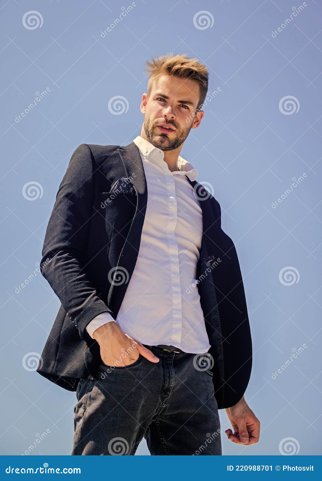 Listo Para Trabajar. Moda Masculina. Estilo Formal. Hombre De Negocios  Apuesto Y Seguro. Guapo Hombre Modelo De Moda. Aspecto Imagen de archivo -  Imagen de traje, oficina: 220988701