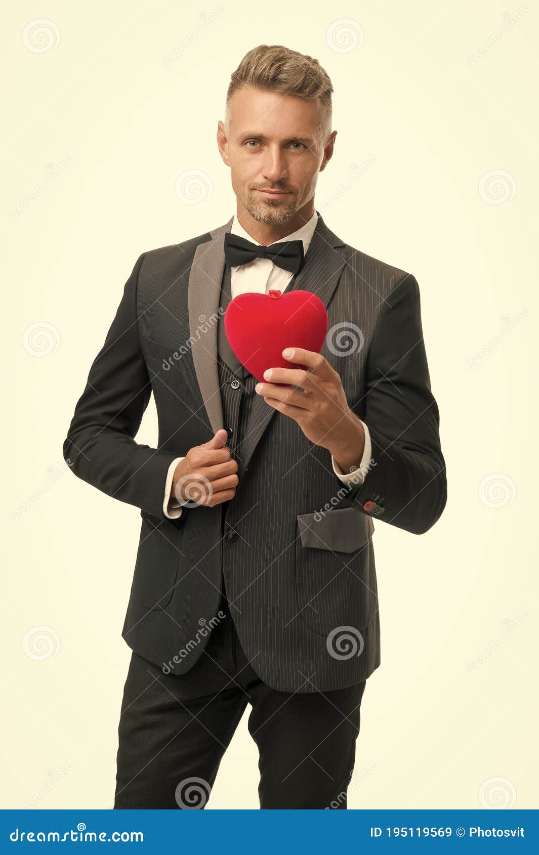 Listo Para Una Cita Romántica. Velada Especial. Elegante Hombre De Confianza Aislado En Blanco. Traje Formal De Empresario Imagen de archivo - Imagen de blanco, cerda: 195119569 Listo Para Una Cita Romántica. Velada Especial. Elegante Hombre De Confianza Aislado En Blanco. Traje Formal De Empresario Imagen de archivo - Imagen de blanco, cerda: 195119569