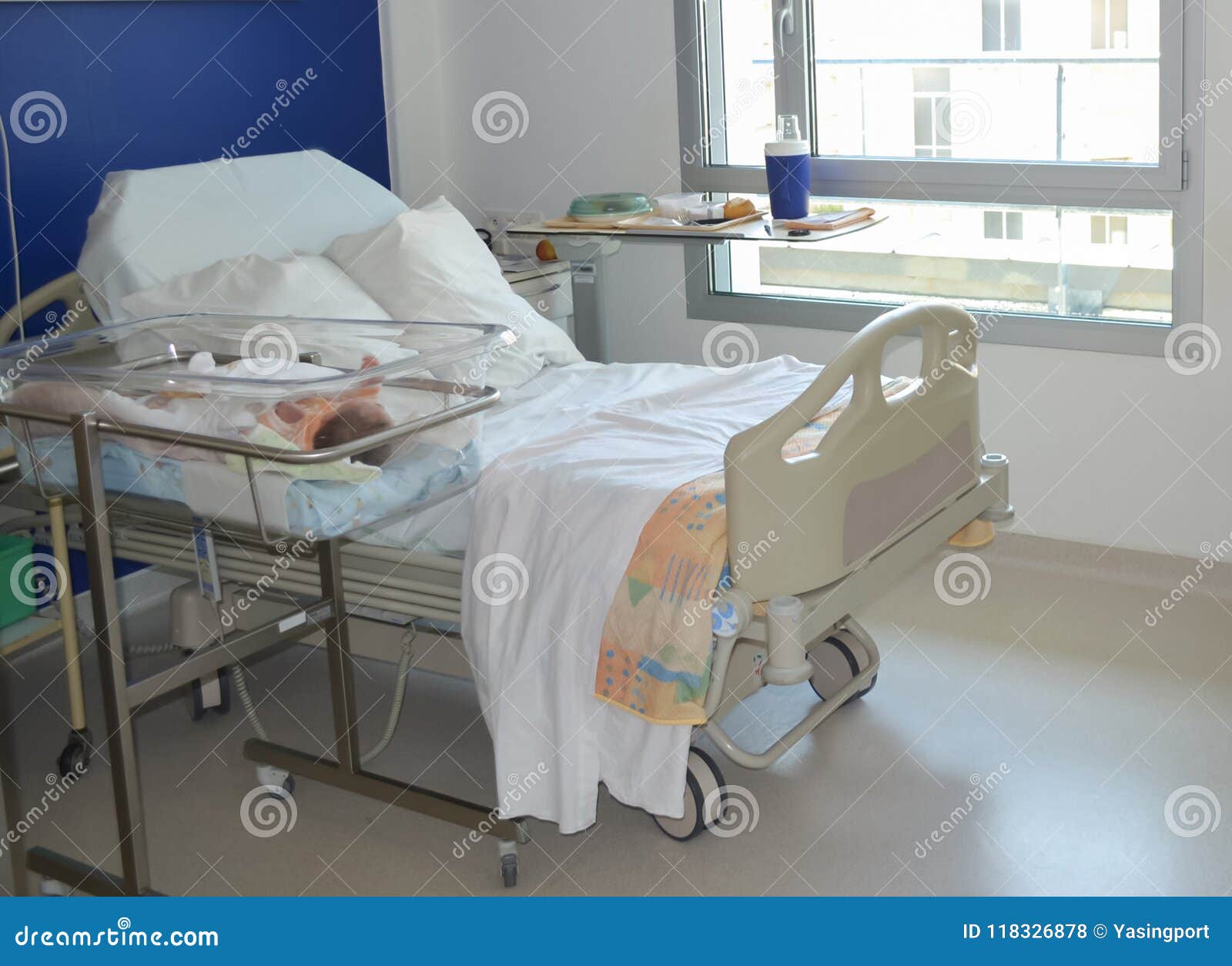Lit D Hopital Vide Et Bebe Nouveau Ne Pres Du Lit Photo Stock Image Du Accouchement Soin Lit D Hopital Vide Et Bebe Nouveau Ne Pres Du Lit Photo Stock Image Du Accouchement Soin