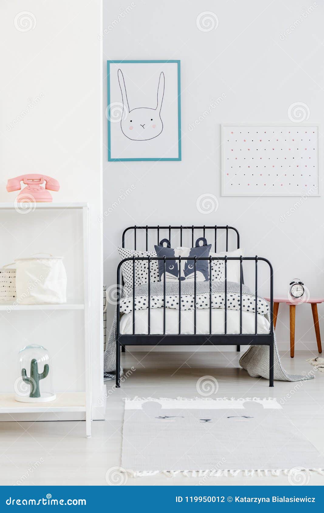 Lit Du S D Enfant Avec Le Cadre Noir En Metal Dans Une Petite Simple Chambre A Coucher Dedans Photo Stock Image Du Enfant Home