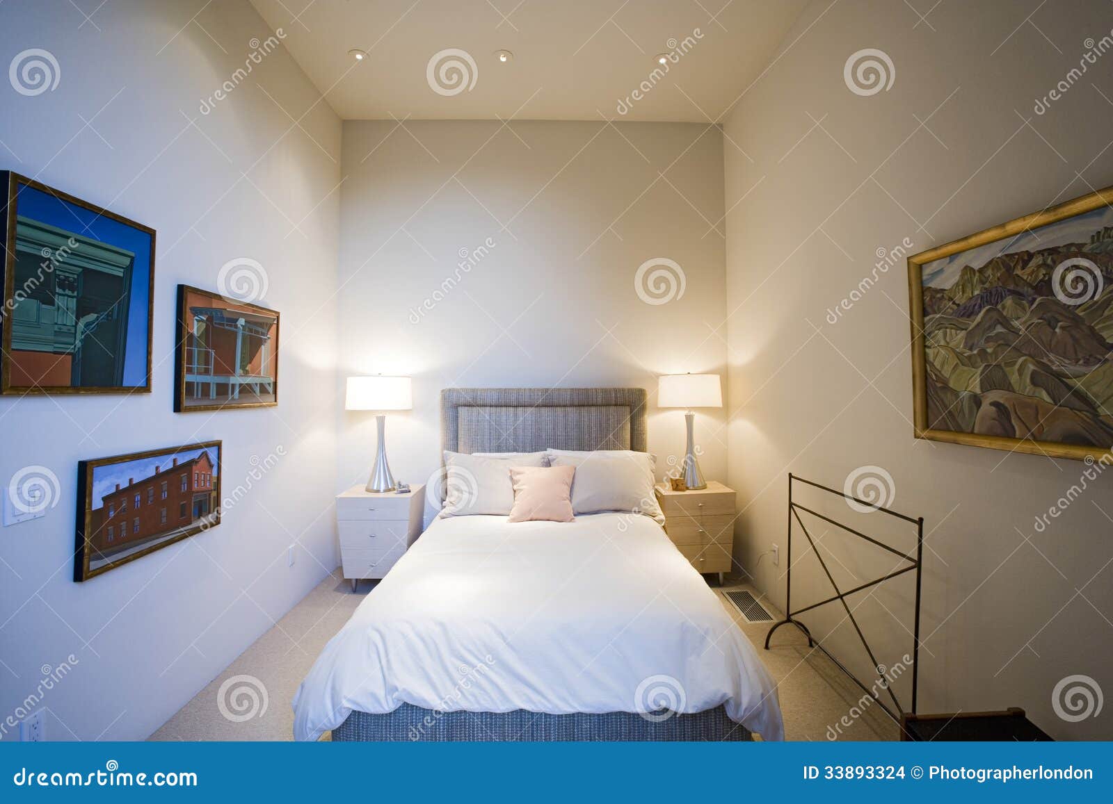 Lit lampen durch bett mit rahmen auf wand im schlafzimmer ...