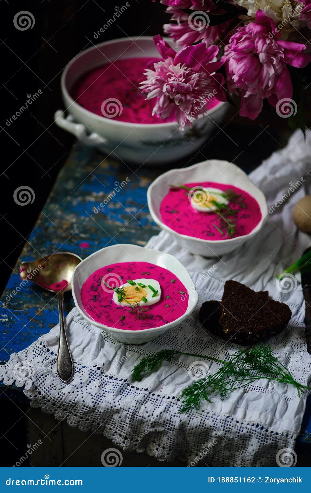 Litauische Kalter Borschtsch Eine Traditionelle Kalte Suppe Auf Einem ...