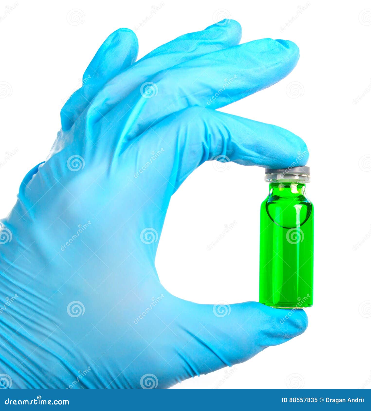 Liten medicinflaska med en vaccin eller en bot för att rymma blåa handskar. Liten medicinflaska med en vaccin eller en bot för att rymma en vit bakgrund för blåa handskar isolerad