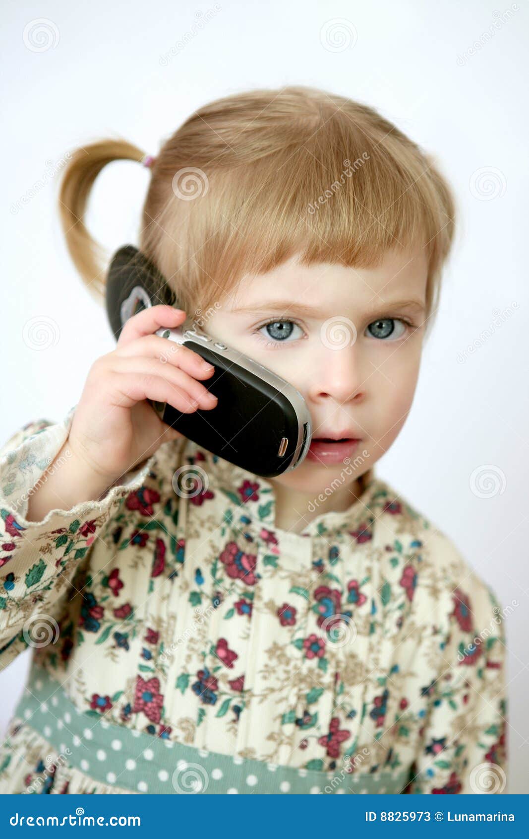 Litet barn för rolig telefon för flicka för cell talande mobil. Talande litet barn för blond för cell rolig telefon för flicka mobil