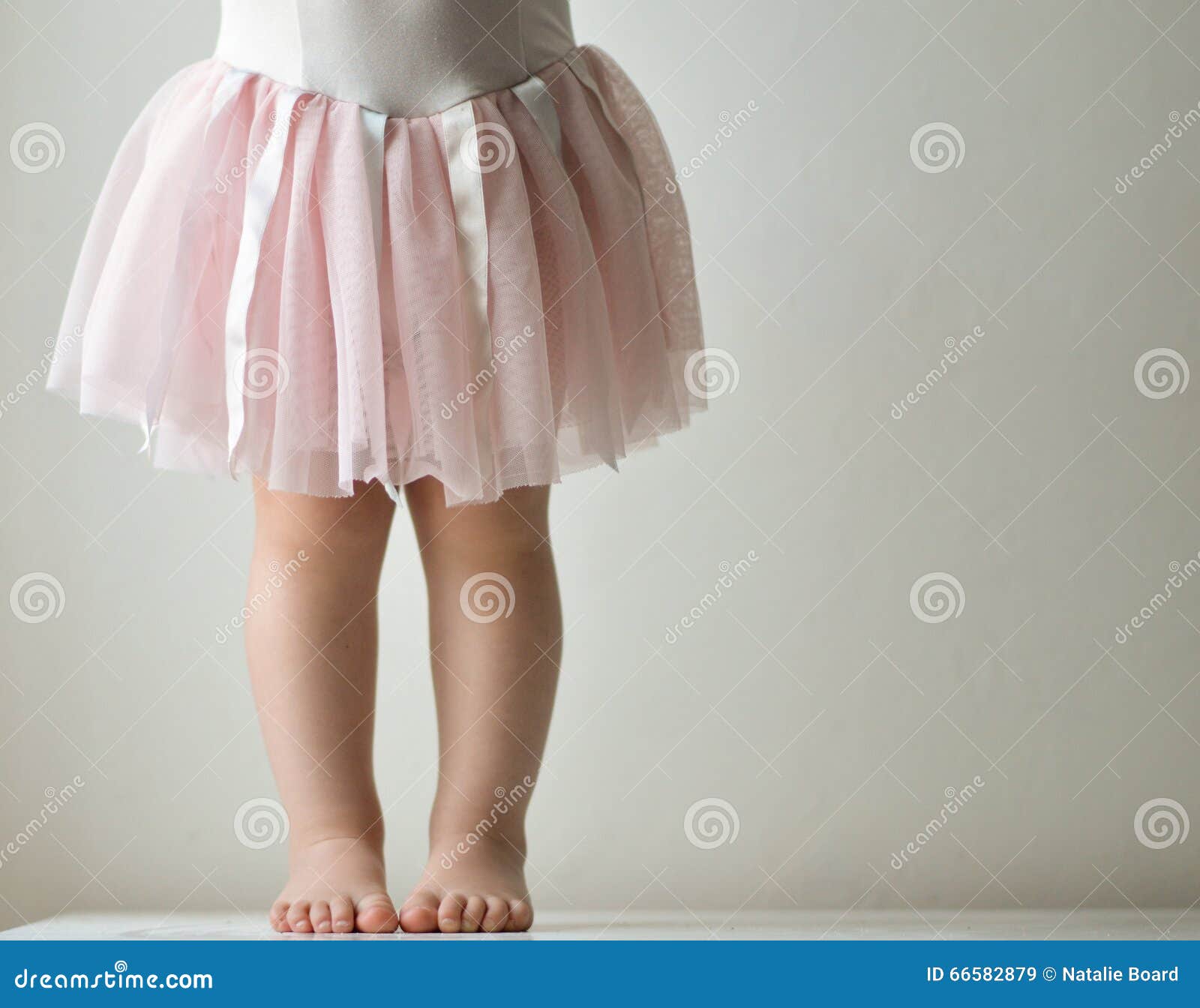Litet Barn I Rosa Ballerinakjol Fotografering för Bildbyråer - Bild av barn,  flicka: 66582879