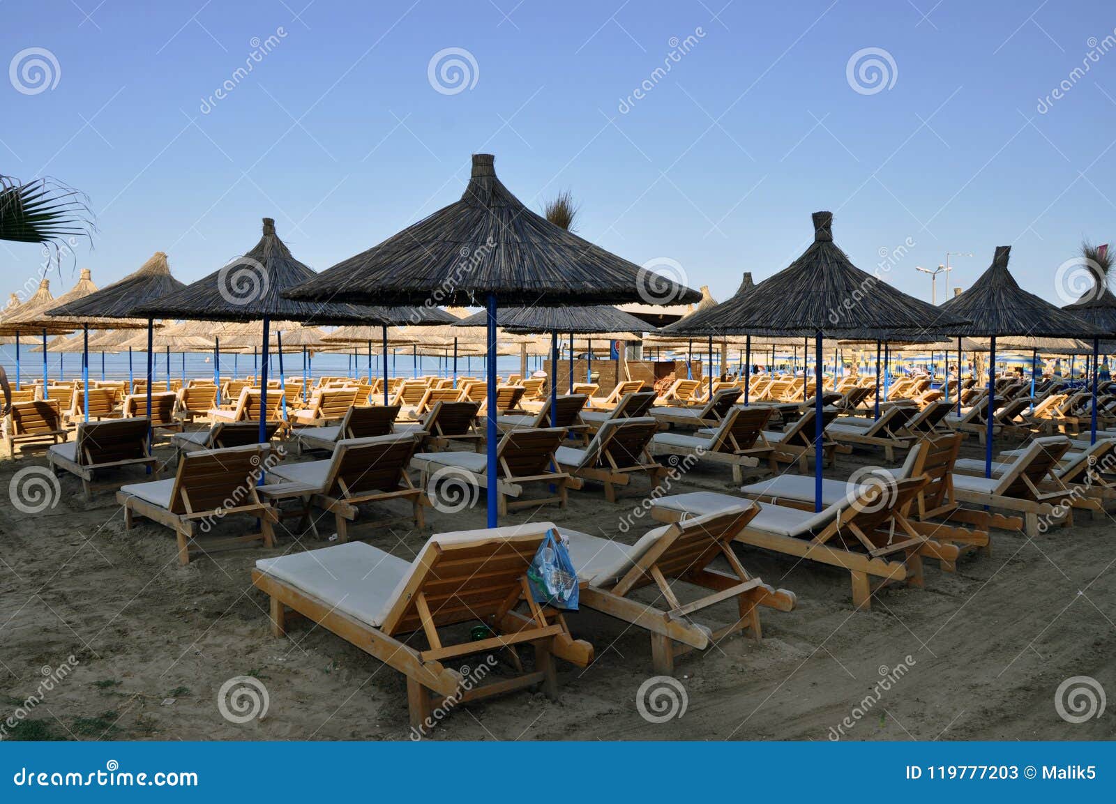 Litorale Della Spiaggia Con Gli Ombrelloni Fatti Da Paglia Un Cielo Blu ...