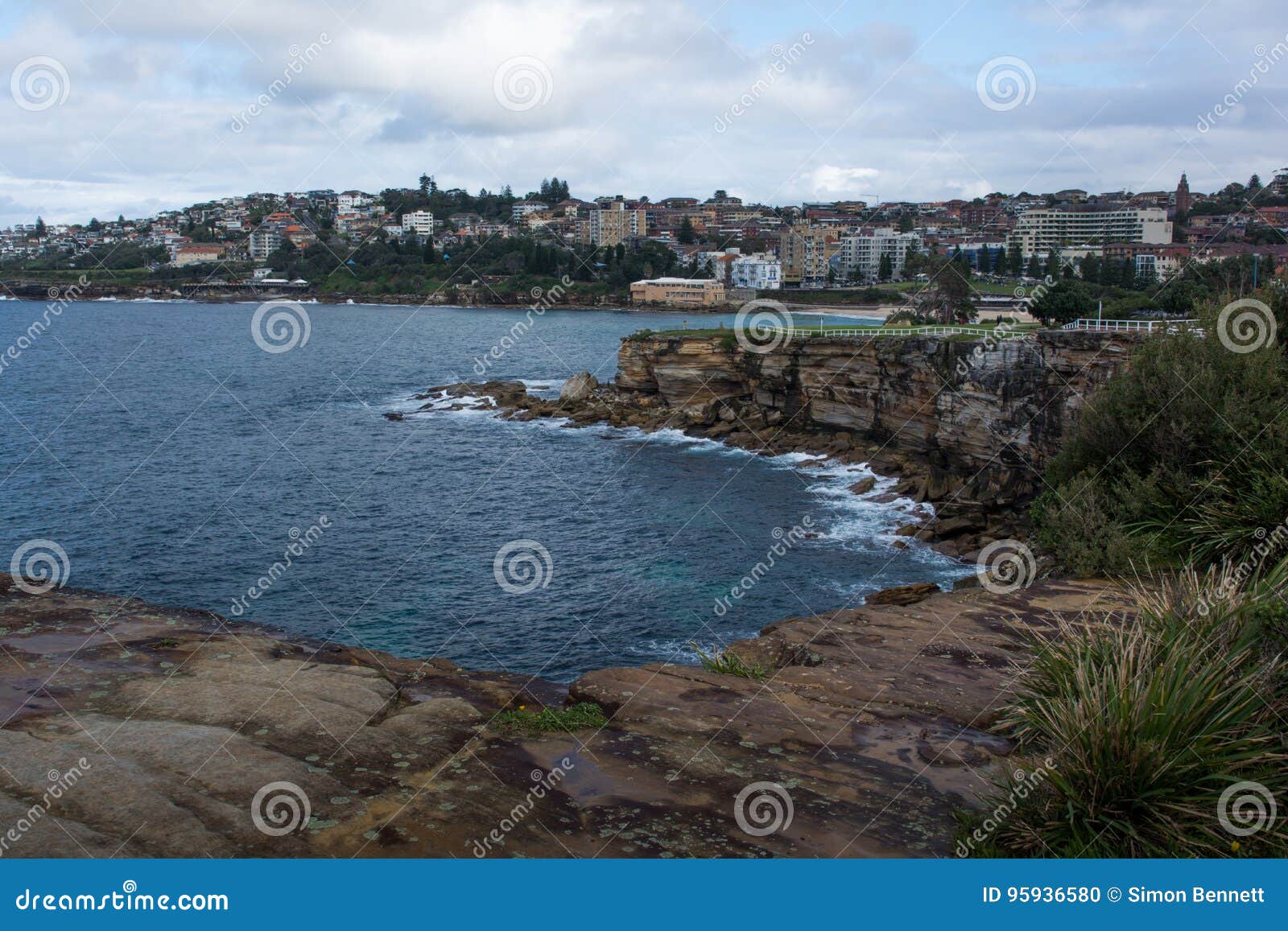 Litorale roccioso della spiaggia di Coogee. La scogliera affronta ed ondeggia la spiaggia circondante di Coogee a Sydney, Australia