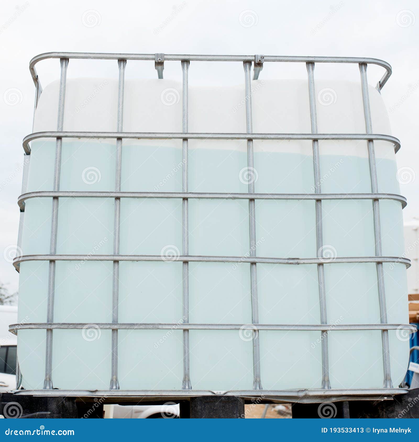 1000 Litre Intermediate bulk containers Liquid Storage Tank on construction  site Stock Photo - Alamy