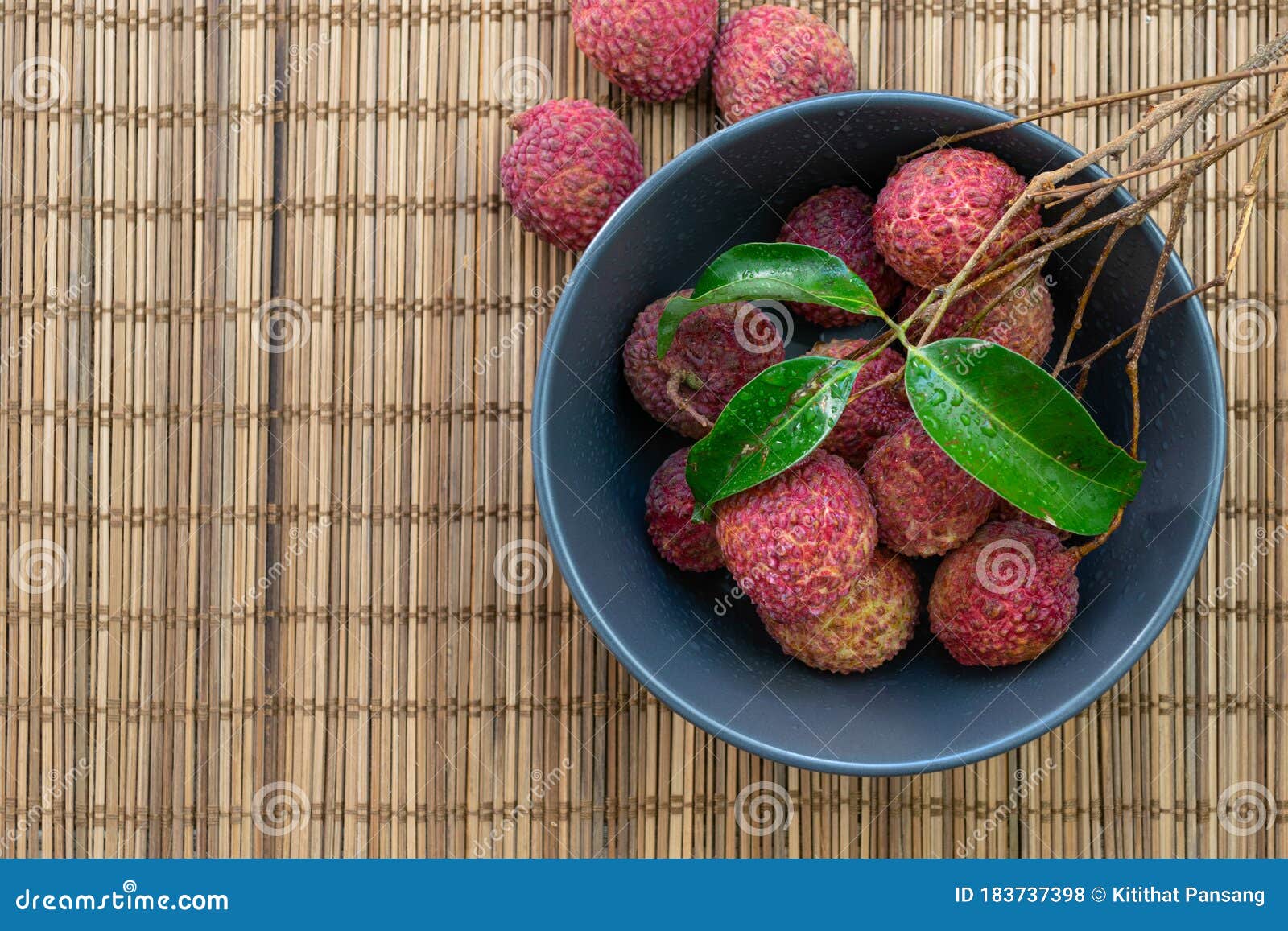 Litschi Mit Tropfen Wasser Der Schwarzen Schussel Uber Brauner Bambusmatte Stockfoto Bild Von Kuche Flach 183737398