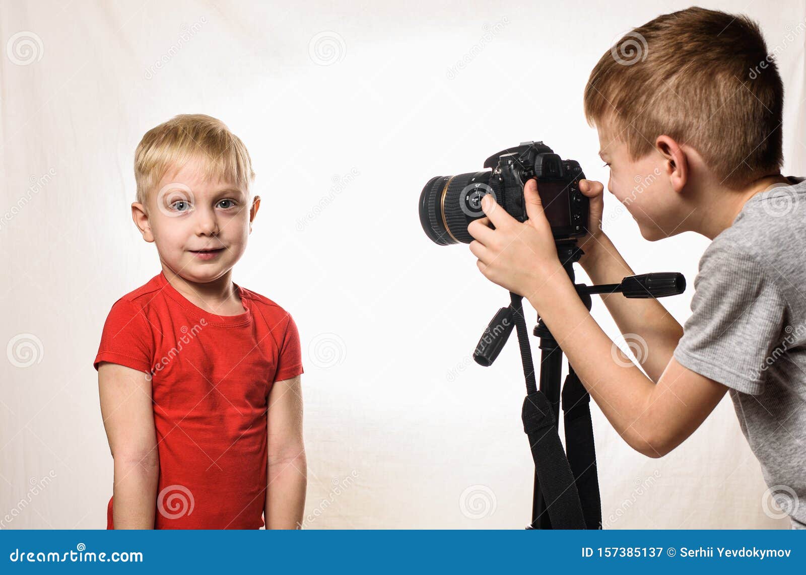 Молодые на камеру с разговорами. Ребенок с кинокамерой. Мальчики интервью.