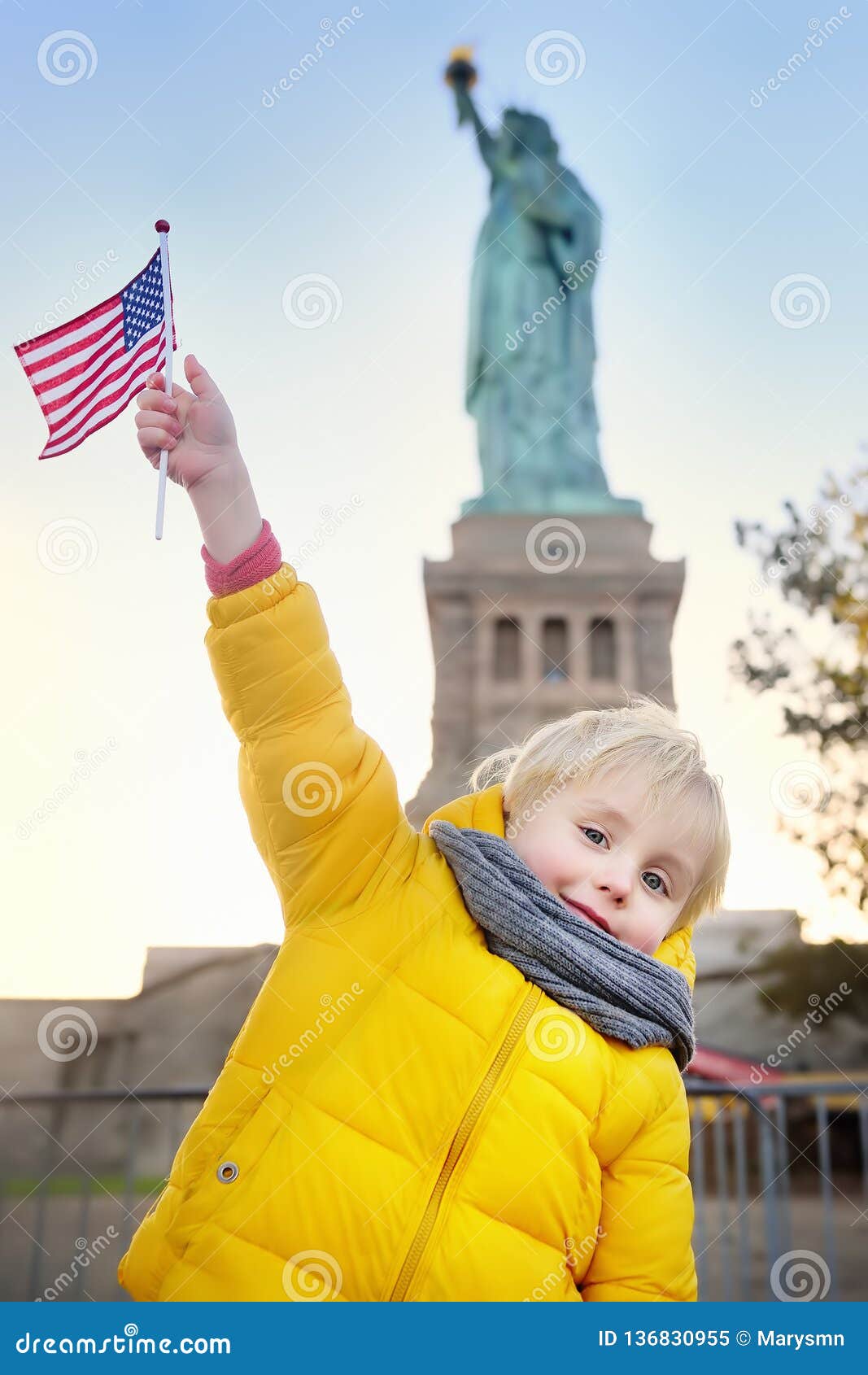Statue of liberty tourist pose hi-res stock photography and images - Alamy