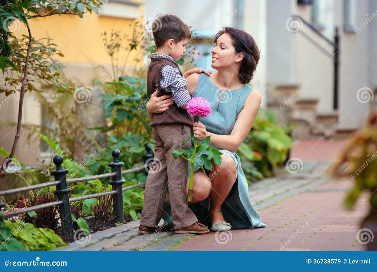 Сын и дочь дают мать. Мальчик дарит цветы маме. Сын дарит маме цветы. Мальчик дарит розу маме. Маленький мальчик дарит цветы.