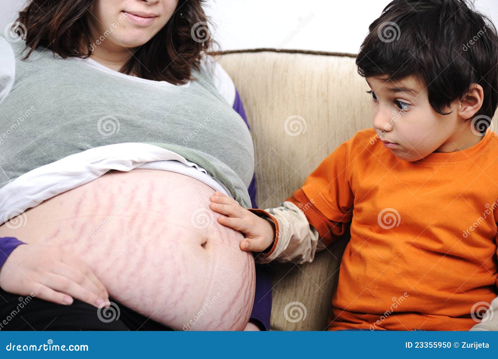 Беременность вторым мальчиком. Животы беременных мальчиками. Беременный живот мальчиком и девочкой.