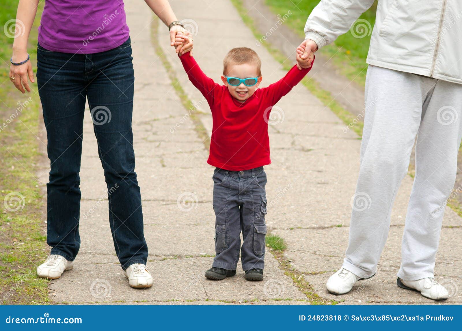 little-boy-holding-hands-his-parents-24823818.jpg