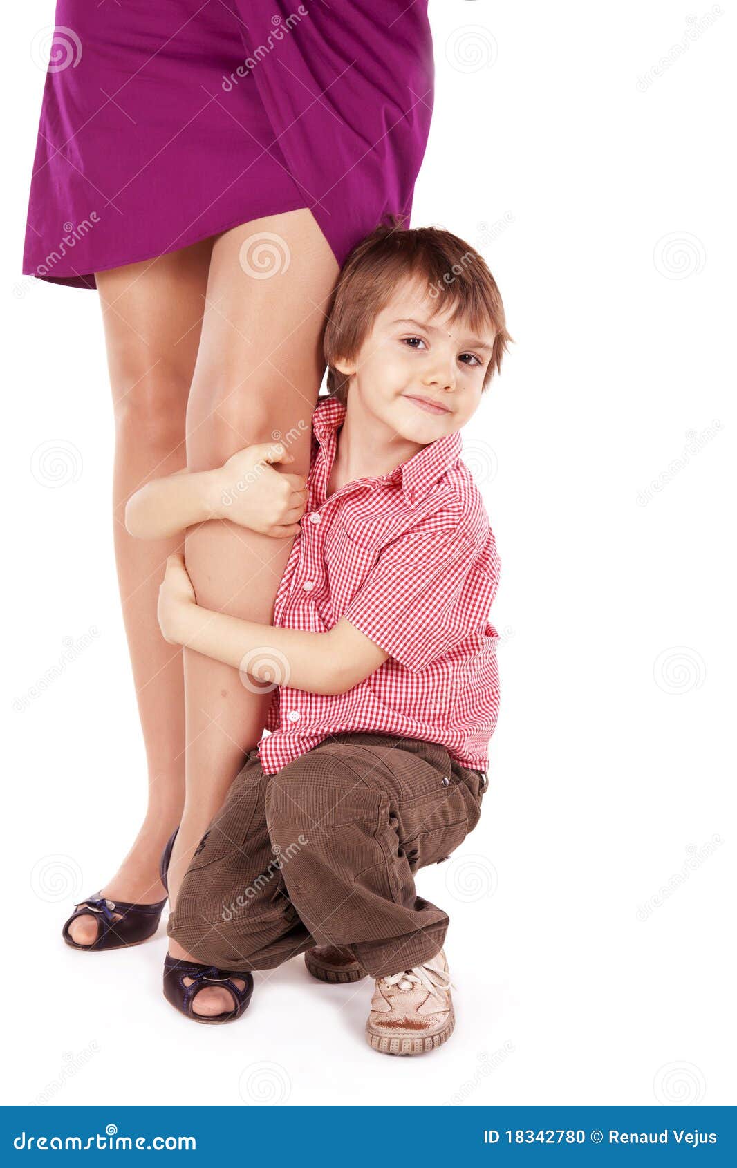 Сижу у мамы на коленях. Ребенок обнимает за ногу. Ребенок обнимает маму за ногу. Мальчик обнимает маму за ногу.