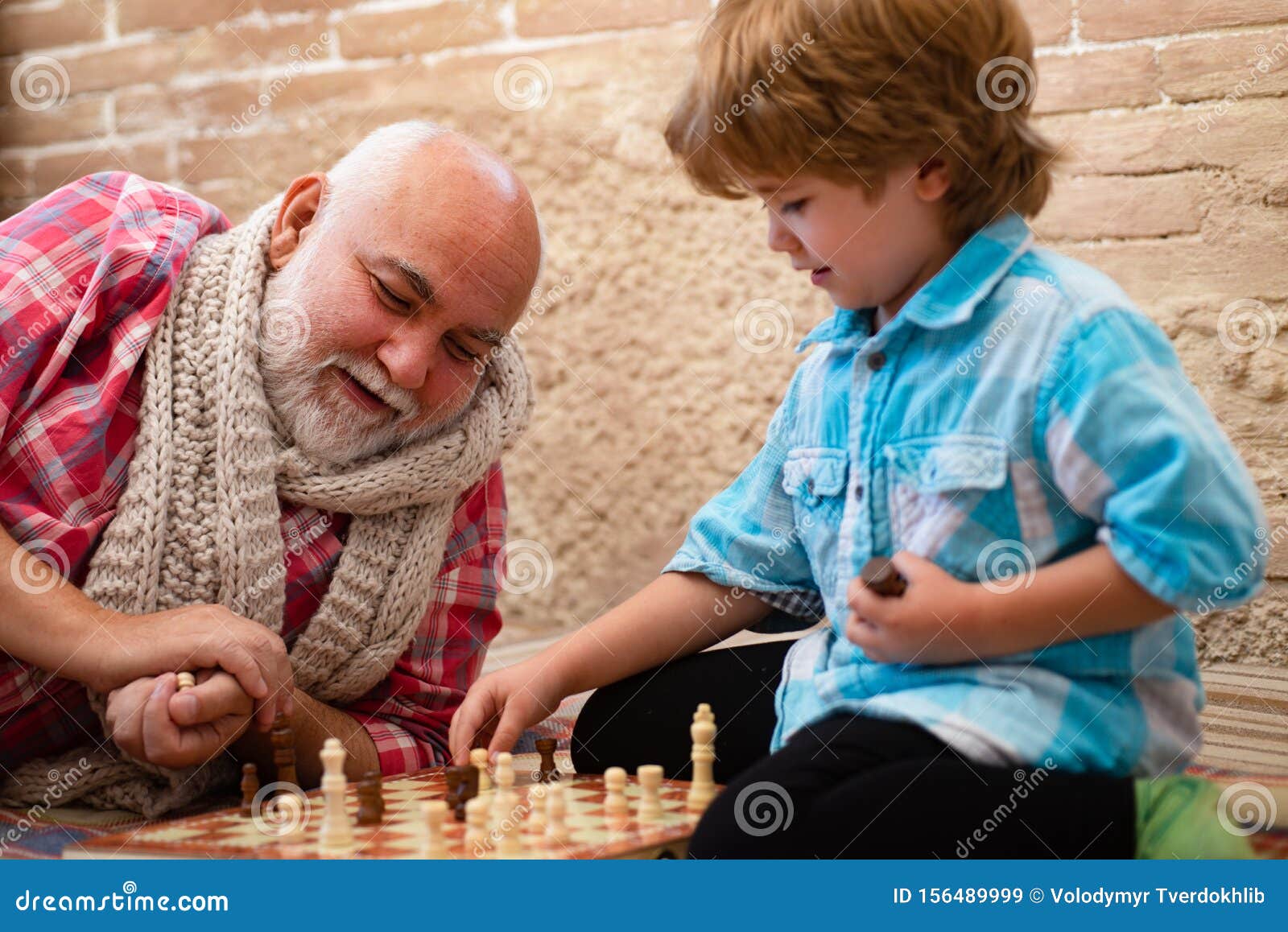 Дед с внуком играют в шашки. Дедушка с шахматами. Мальчик играет в шахматы с дедом. Дедушка и внук играют в шахматы дома. Дед шахматист.