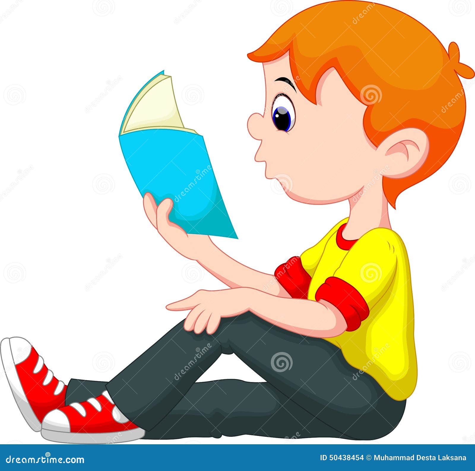 Мальчик сидит на книжках