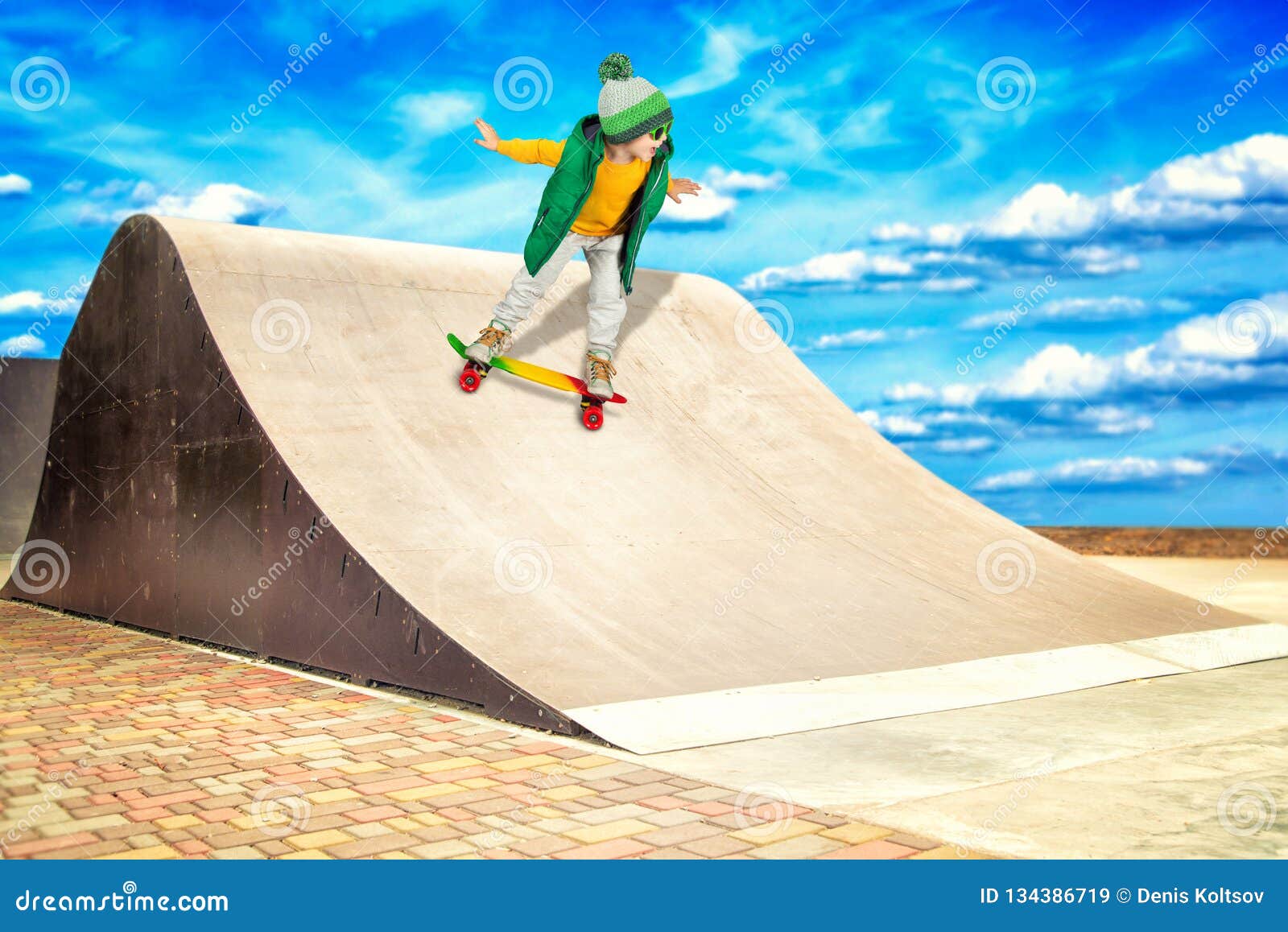 Groene achtergrond In zoomen Loodgieter Little Boy Riding on Steep Hills To Skateboard at the Skate Park.Extreme  Sports. Stock Image - Image of ride, break: 134386719