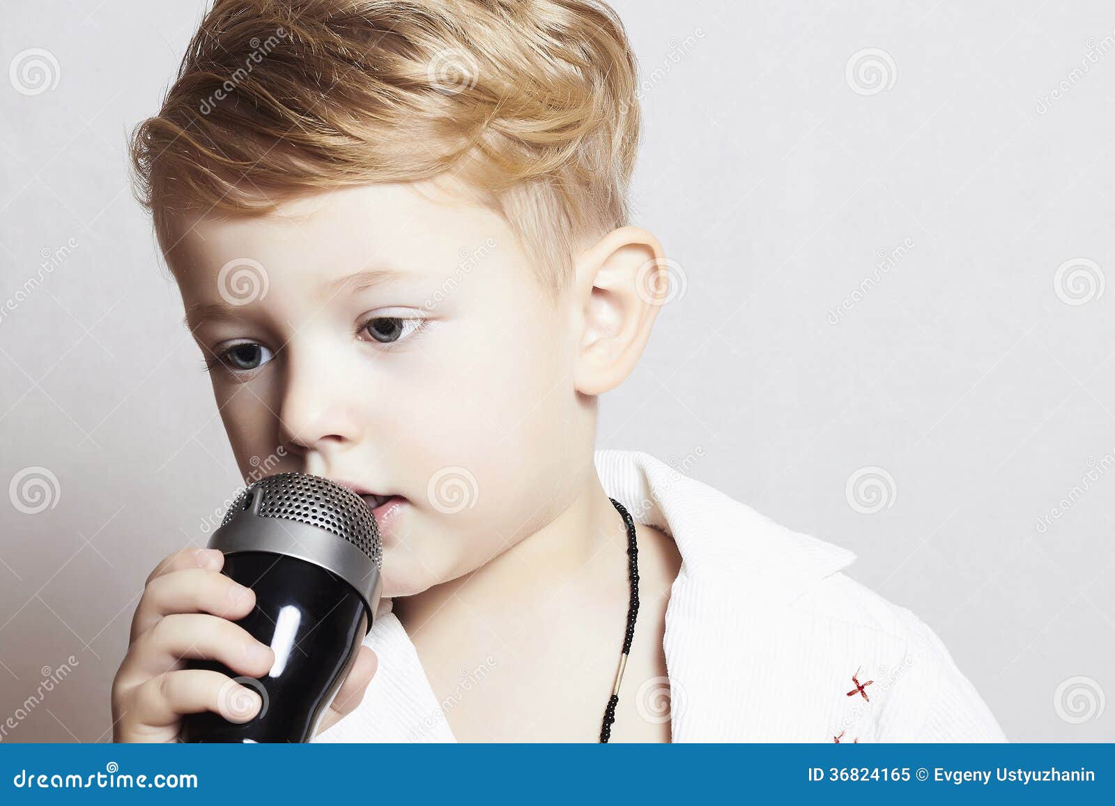 Мальчики пои. Ребенок с микрофоном. Мальчик подросток в микрофон. Мальчик подросток поет в микрофон. Little Singer.