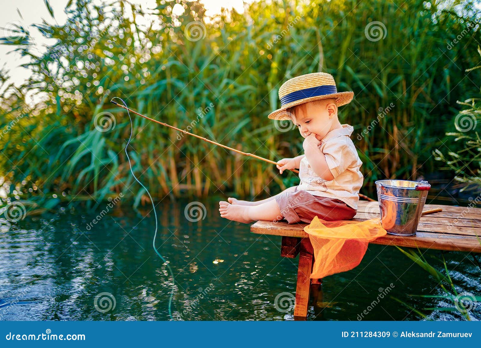 https://thumbs.dreamstime.com/z/little-boy-straw-hat-sitting-edge-wooden-dock-fishing-lake-sunset-211284309.jpg