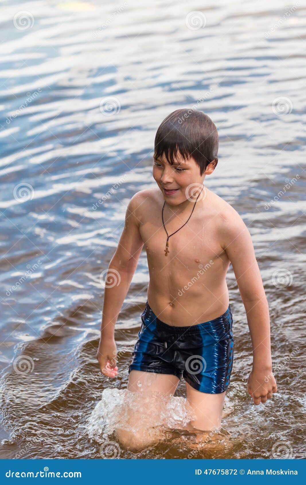 Купаемся в плавках. Мальчишки на речке. Мальчик на реке. Мальчик купается в озере. Купание мальчика 10 лет.