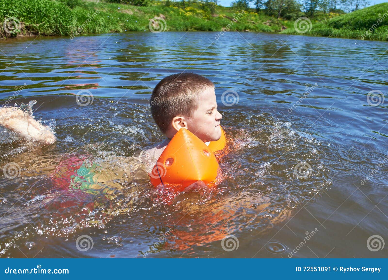 Маленький мальчик купаться. Дети купаются в реке. Река для детей. Мальчики купаются в реке. Дети плавают в реке.