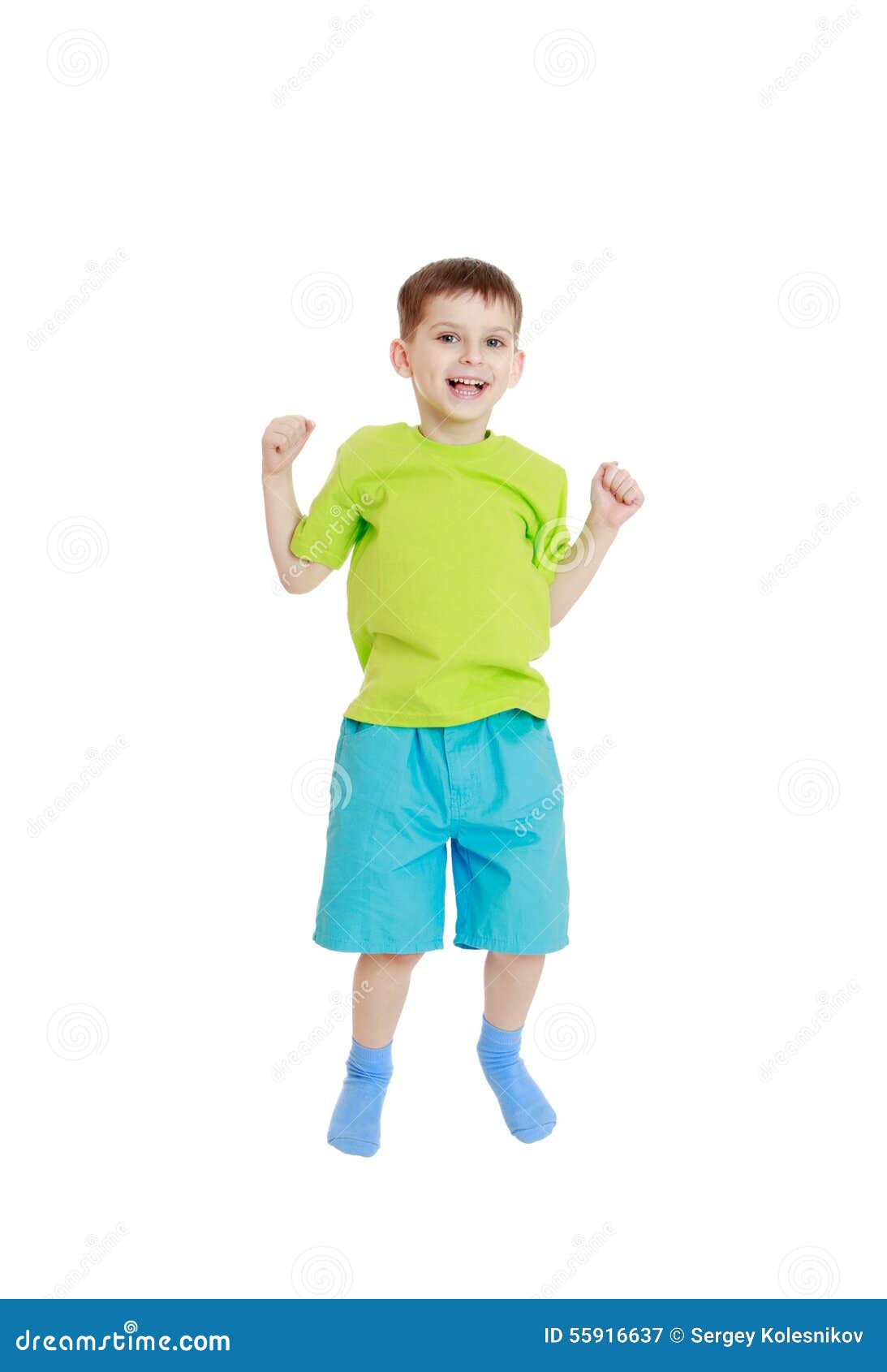 Шорты прыгать. Мальчик в шортах прыгает. Мальчик в шортах и футболке на белом фоне. Мальчик в носках прыгает. Маленький мальчик 6 лет в футболке и шортах.