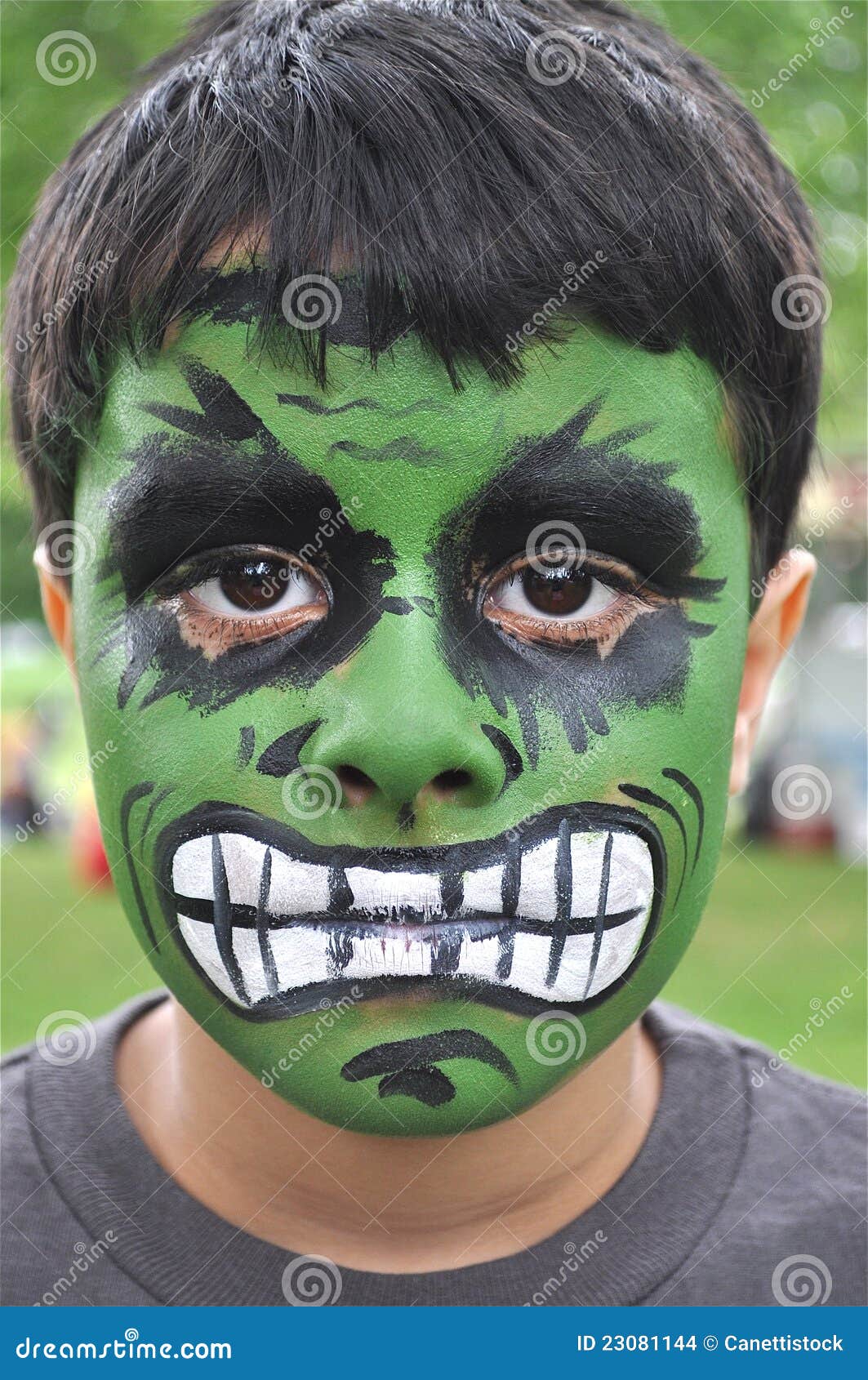 Niño Pequeño, Verde Y Fuerte Foto de archivo - Imagen de mueca,  crecimiento: 23081144, image size:1063x1690