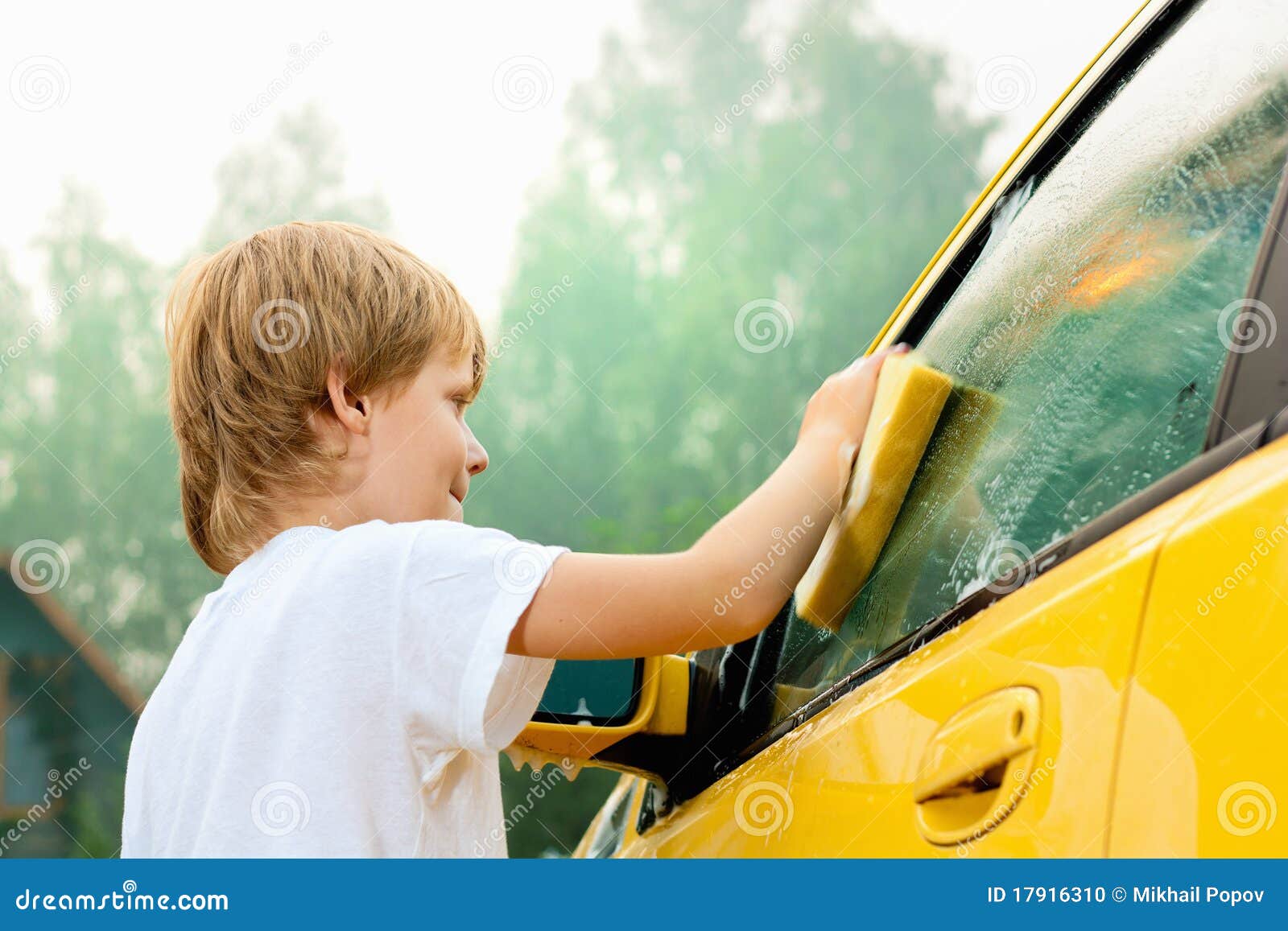 Little Boy Washing Car Stock Photography 17494502