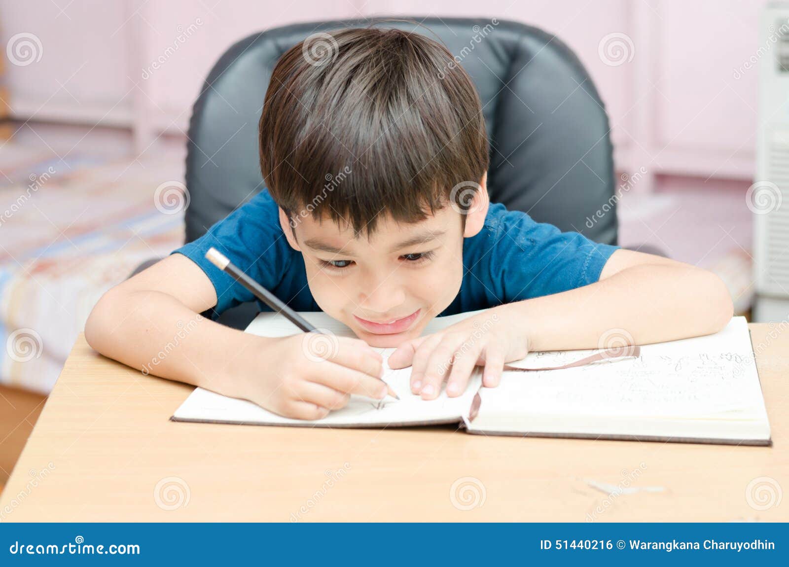 Мальчик который написал помогите. Мальчик пишет мир. Мальчик пишет криво. Злой ребенок пишет. Мальчик пишет письмо.